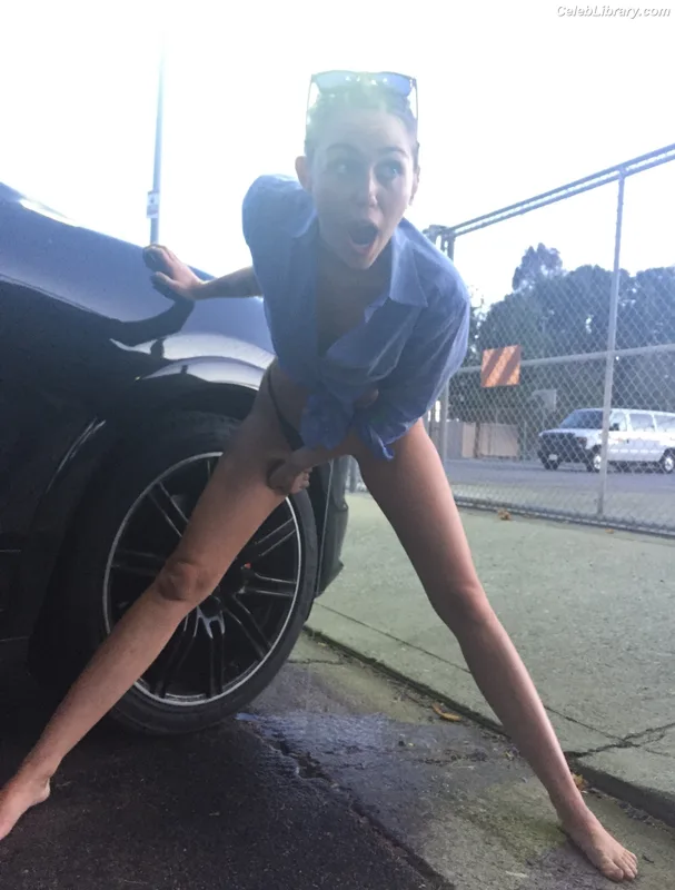 Miley Cyrus photo 1 of 2351
