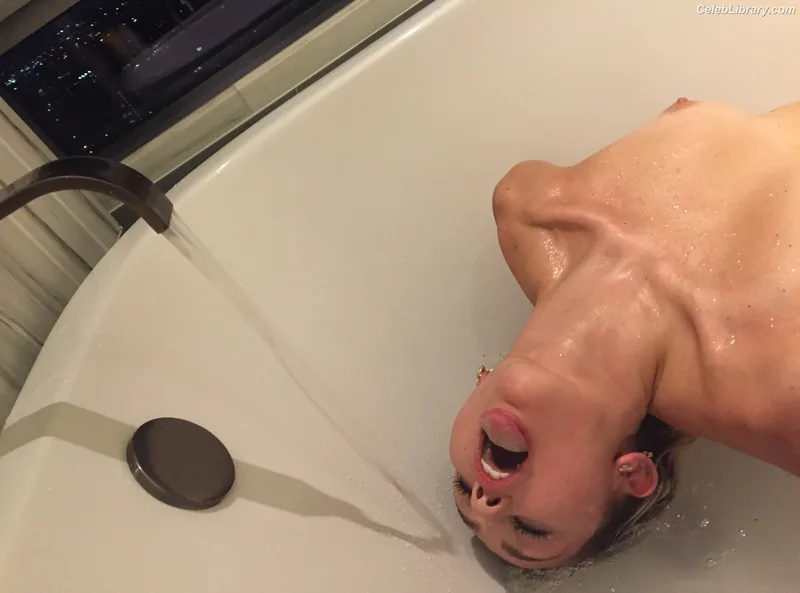 Miley Cyrus photo 2 of 2351