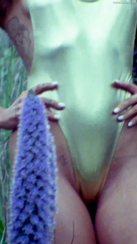 Miley Cyrus photo 21 of 2351