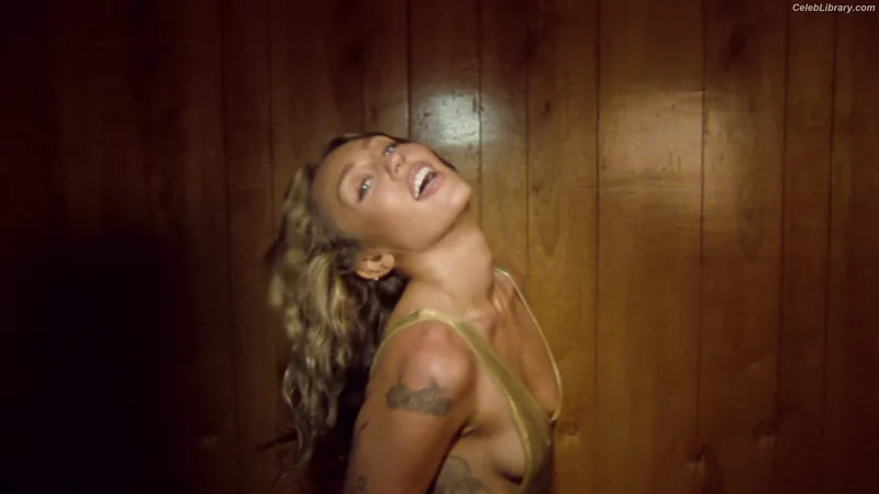 Miley Cyrus photo 6 of 2351
