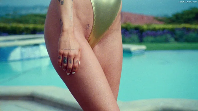 Miley Cyrus photo 8 of 2351