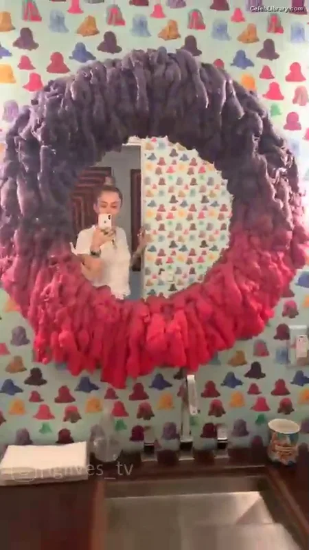 Miley Cyrus photo 15 of 2351