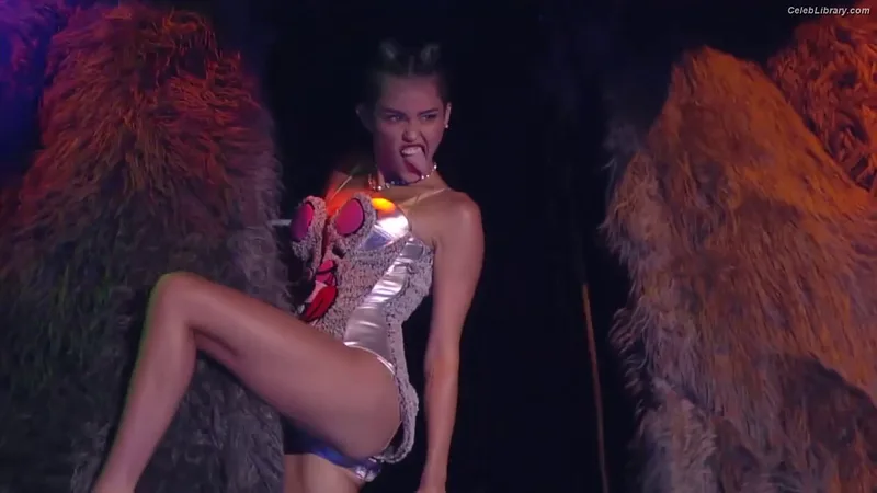 Miley Cyrus photo 19 of 2351