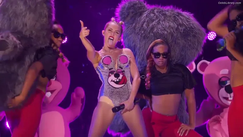 Miley Cyrus photo 21 of 2351