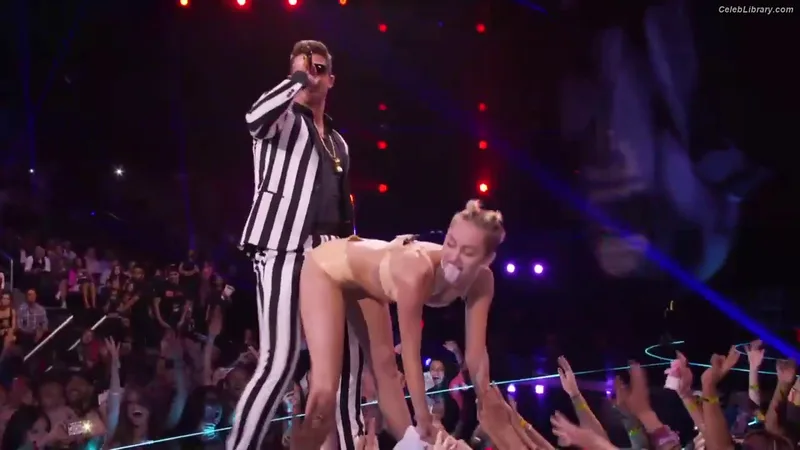 Miley Cyrus photo 22 of 2351