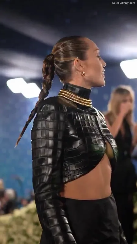 Miley Cyrus photo 5 of 2351
