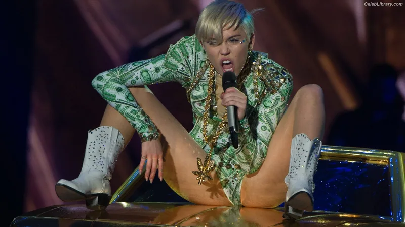 Miley Cyrus photo 24 of 2351