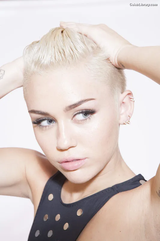 Miley Cyrus photo 19 of 2351