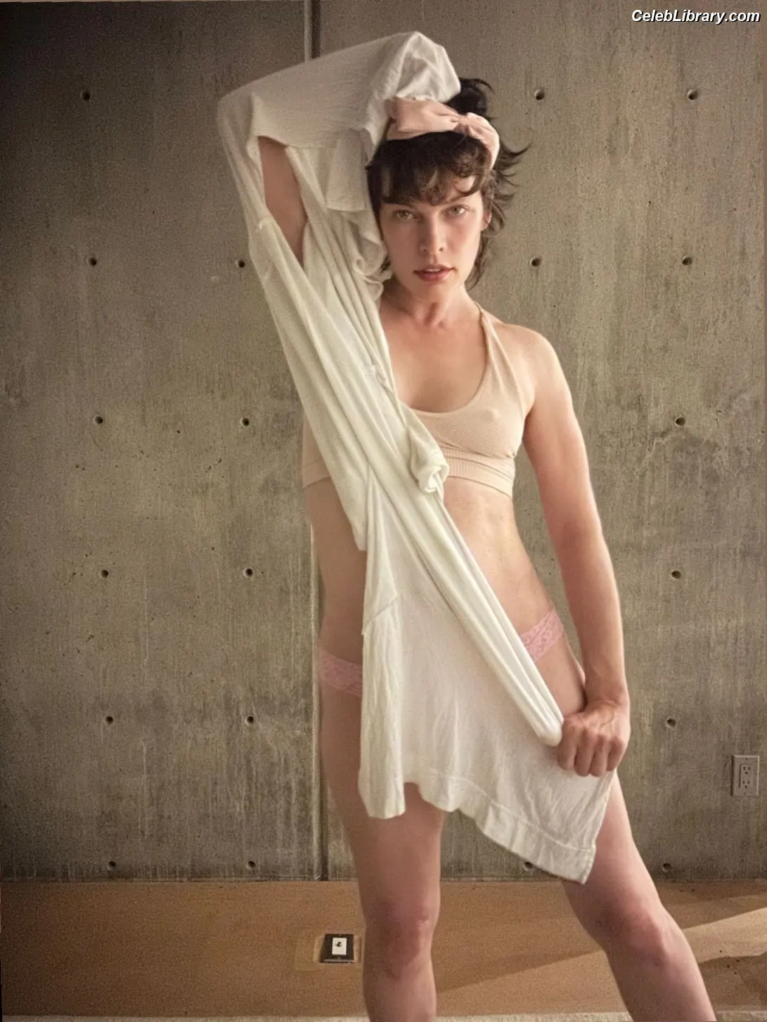 Milla Jovovich photo 18 of 86