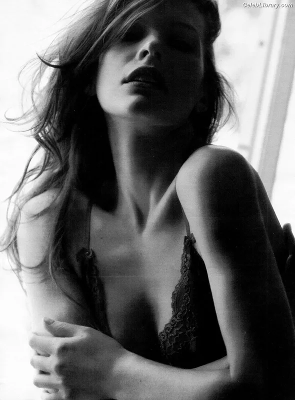 Milla Jovovich photo 13 of 85