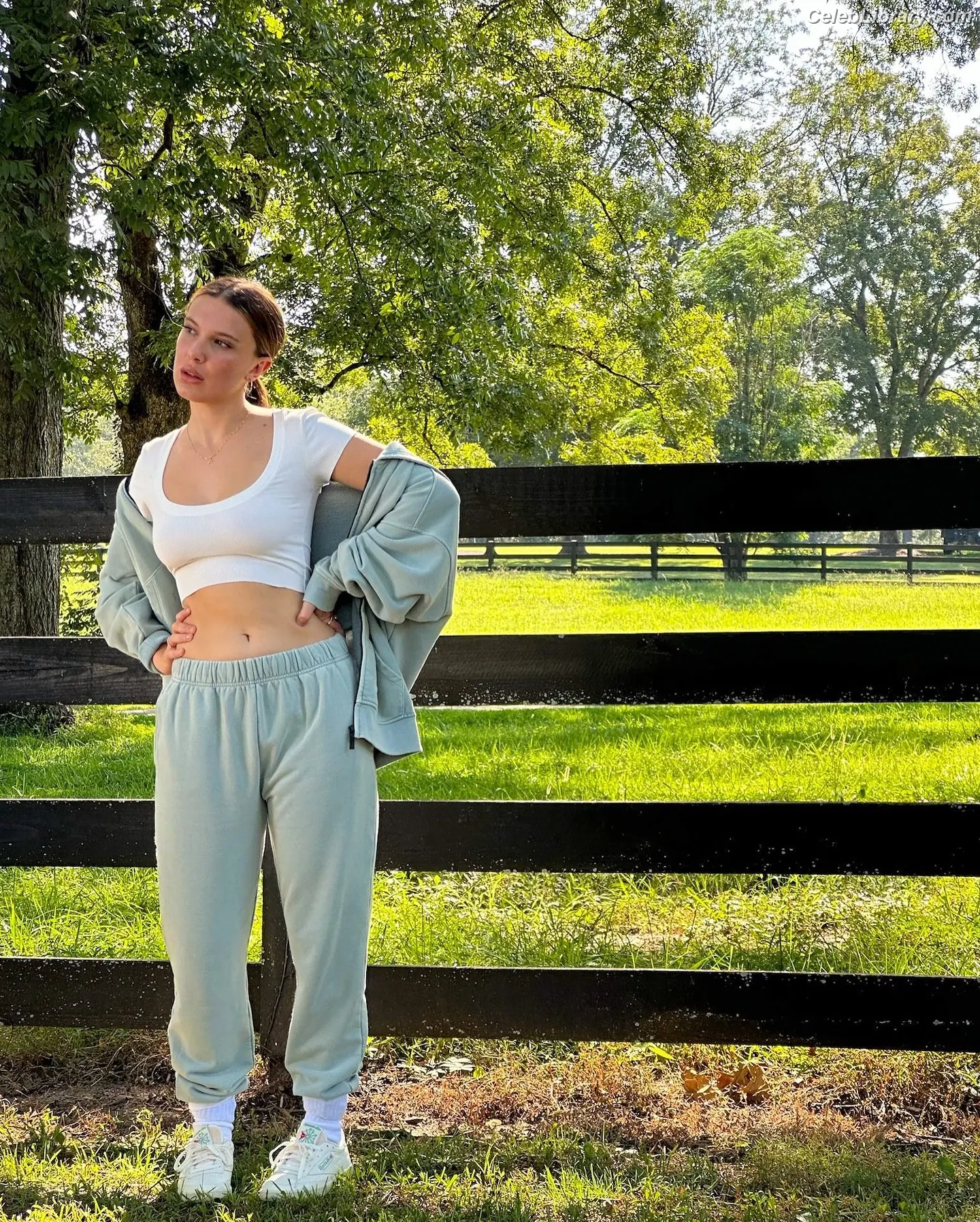 Millie Bobby Brown photo 1 of 4181