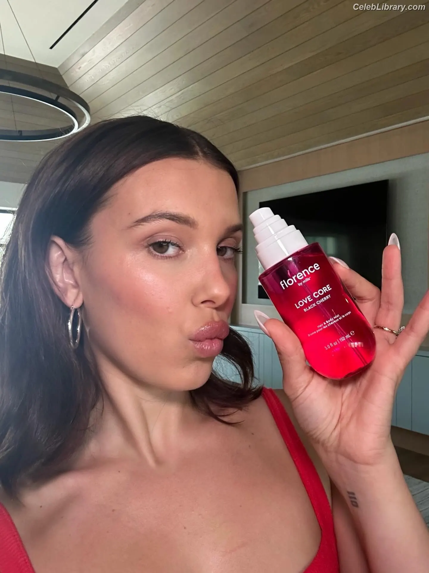 Millie Bobby Brown photo 24 of 4181