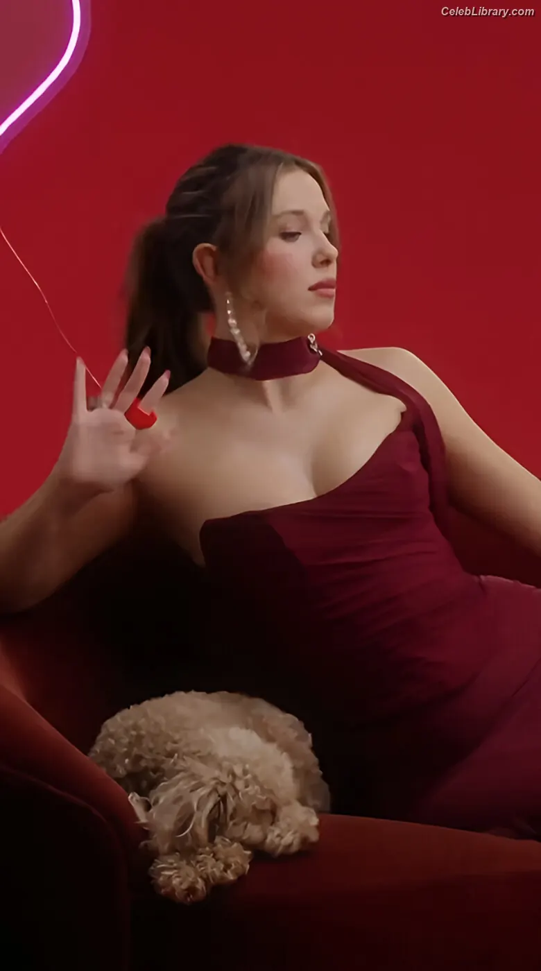 Millie Bobby Brown photo 2 of 4181