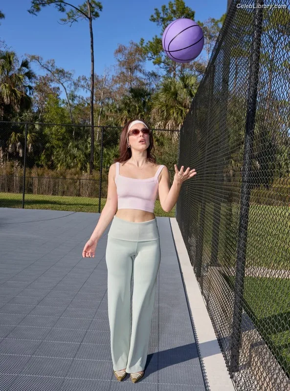 Millie Bobby Brown photo 18 of 4182