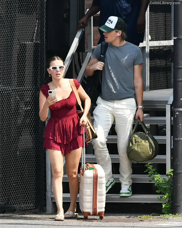 Millie Bobby Brown photo 2 of 4182