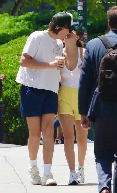 Millie Bobby Brown photo 9 of 4182