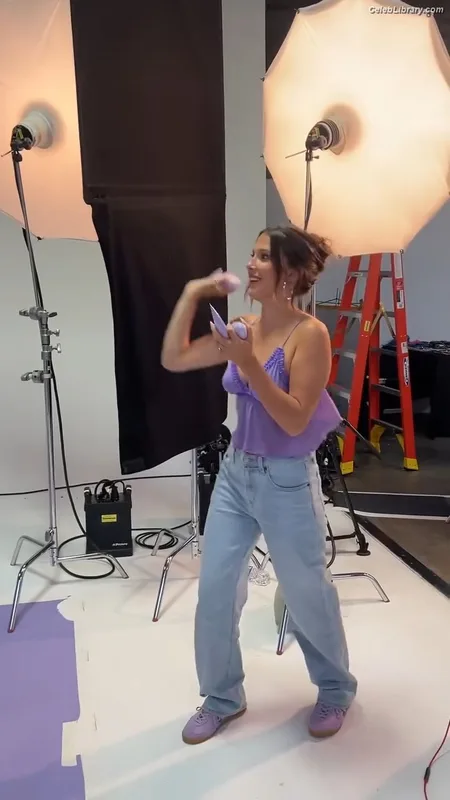 Millie Bobby Brown photo 2 of 4182