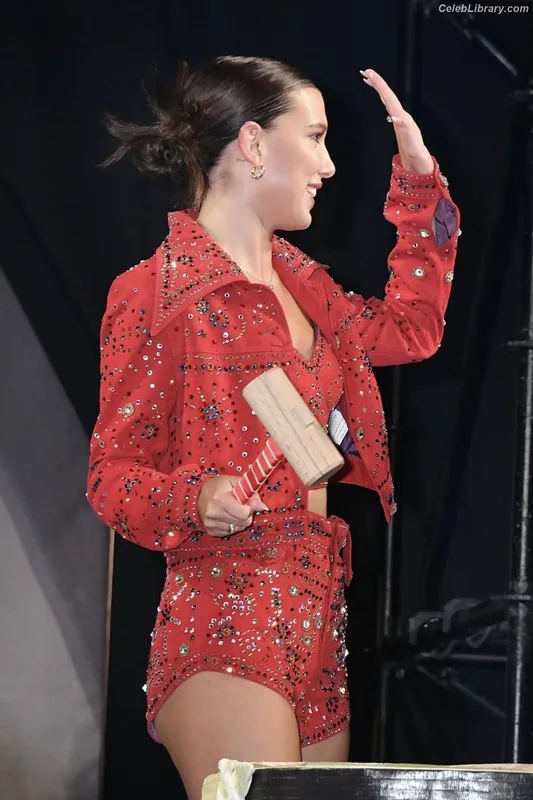 Millie Bobby Brown photo 10 of 4182