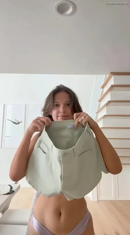 Millie Bobby Brown photo 1 of 4182
