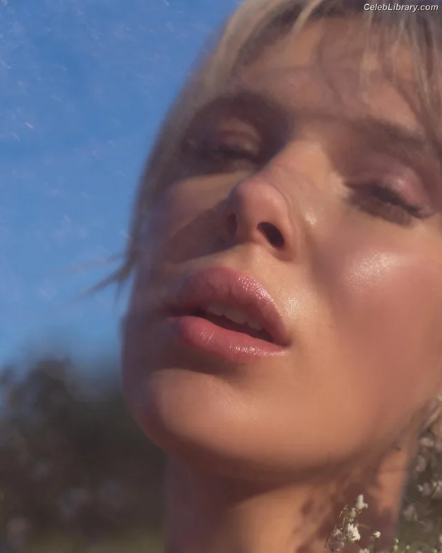Millie Bobby Brown photo 5 of 4182