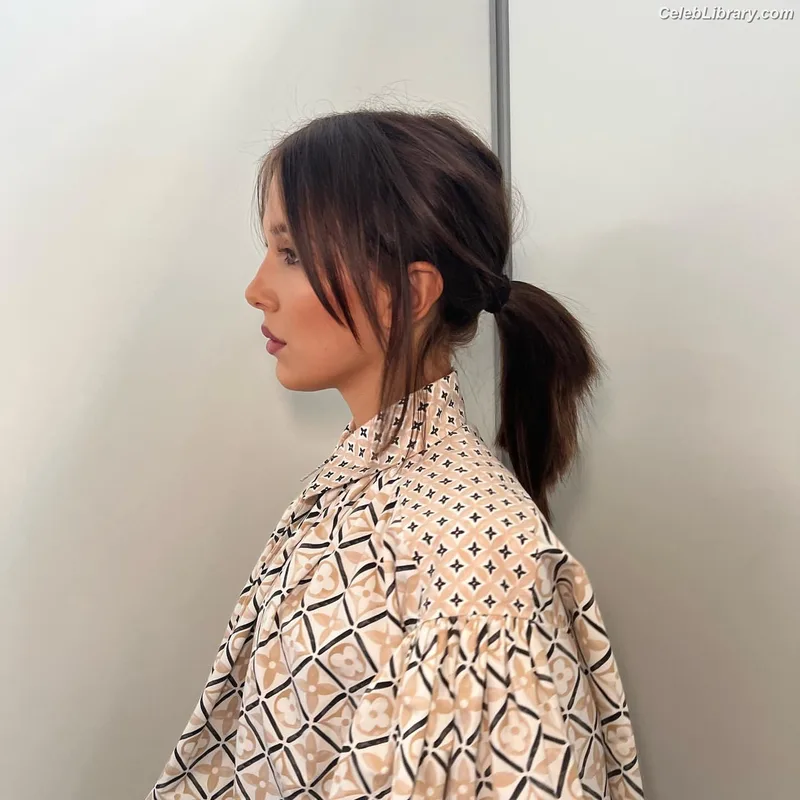 Millie Bobby Brown photo 1 of 4182