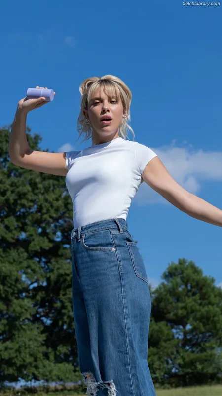 Millie Bobby Brown photo 2 of 4182
