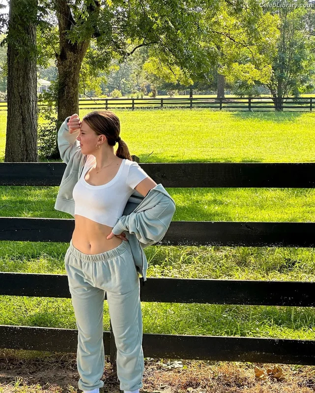 Millie Bobby Brown photo 15 of 4182