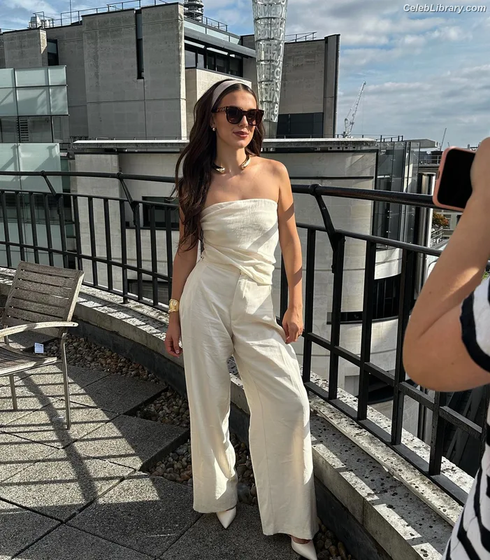 Millie Bobby Brown photo 2 of 4182