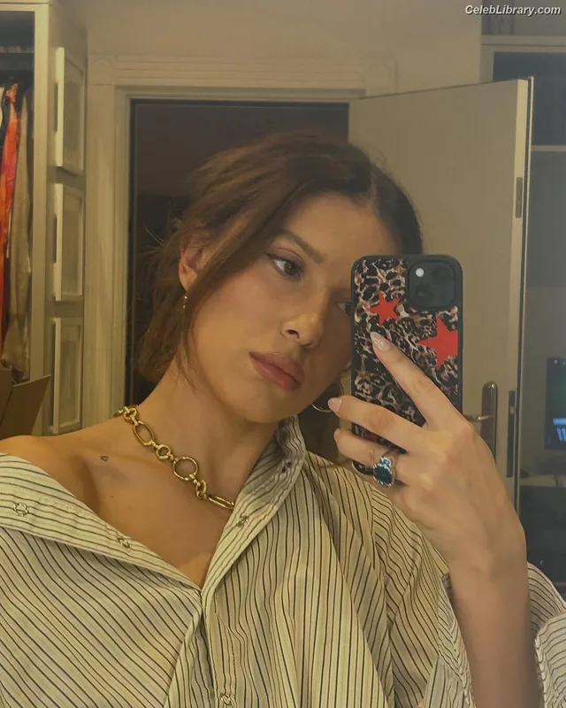 Millie Bobby Brown photo 2 of 4182