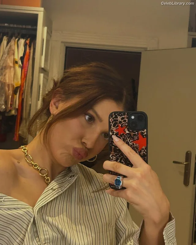 Millie Bobby Brown photo 3 of 4182