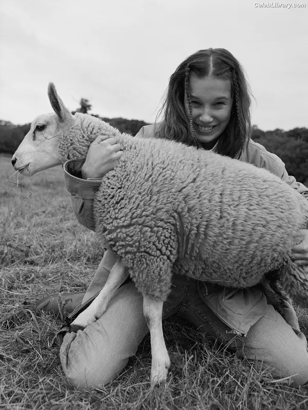 Millie Bobby Brown photo 19 of 4182