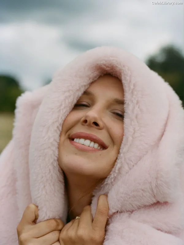 Millie Bobby Brown photo 1 of 4182