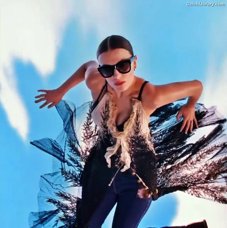 Millie Bobby Brown photo 23 of 4182