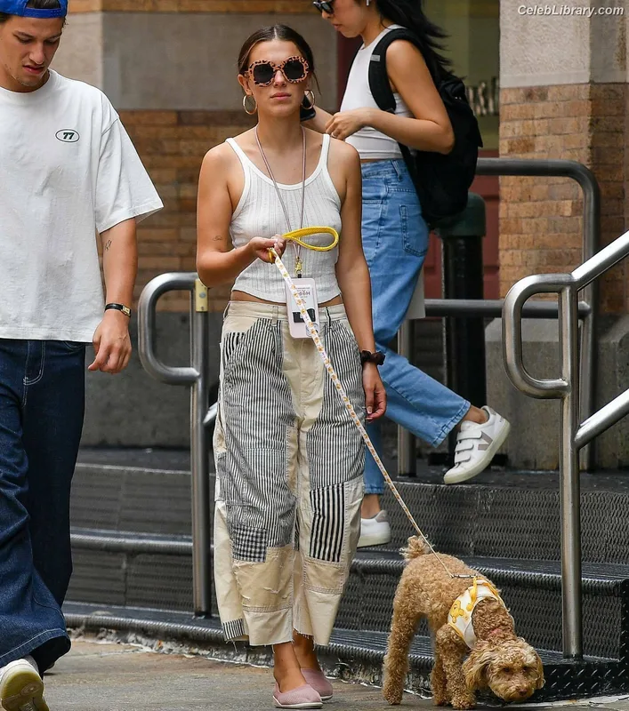 Millie Bobby Brown photo 1 of 4182