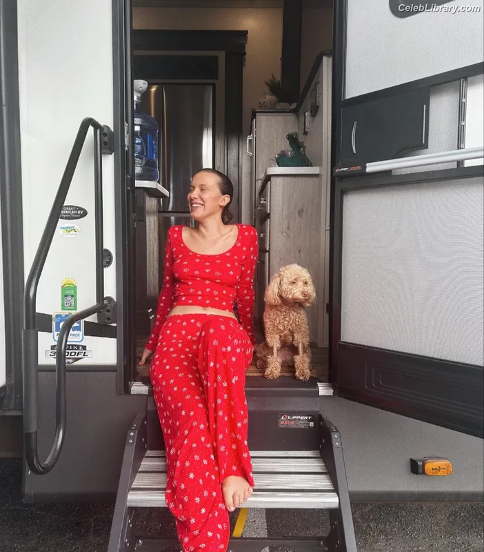 Millie Bobby Brown photo 17 of 4182