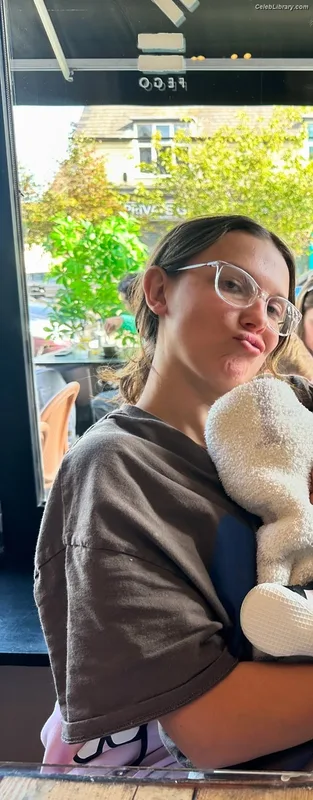 Millie Bobby Brown photo 21 of 4182