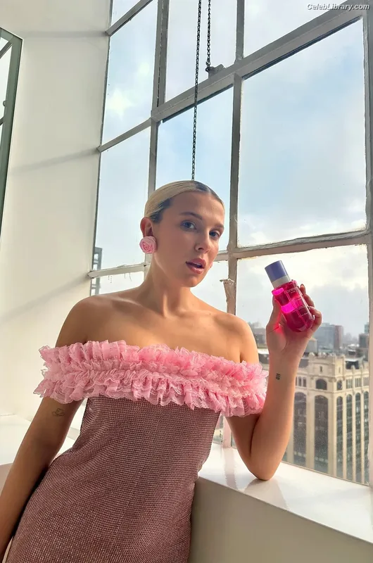 Millie Bobby Brown photo 1 of 4182