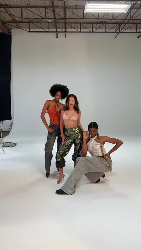 Millie Bobby Brown photo 2 of 4182