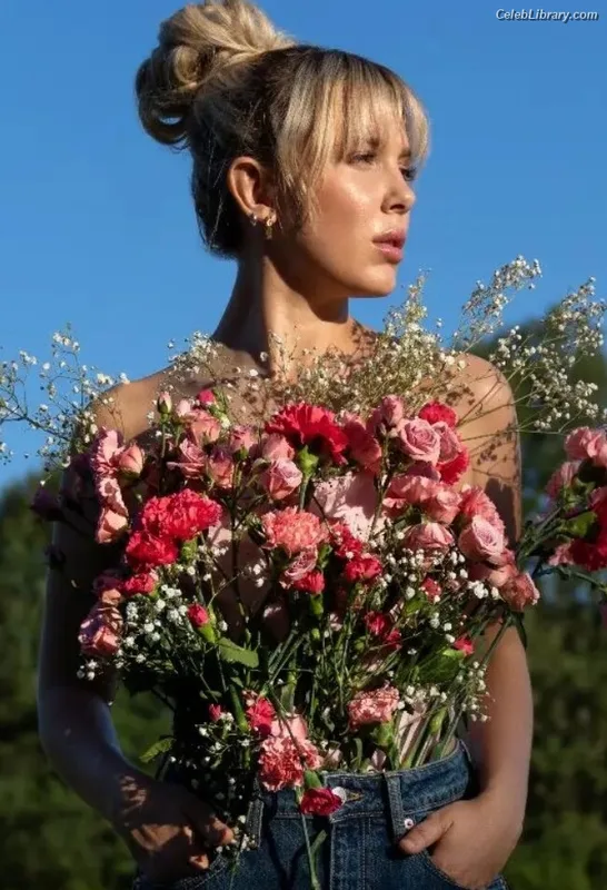 Millie Bobby Brown photo 10 of 4182