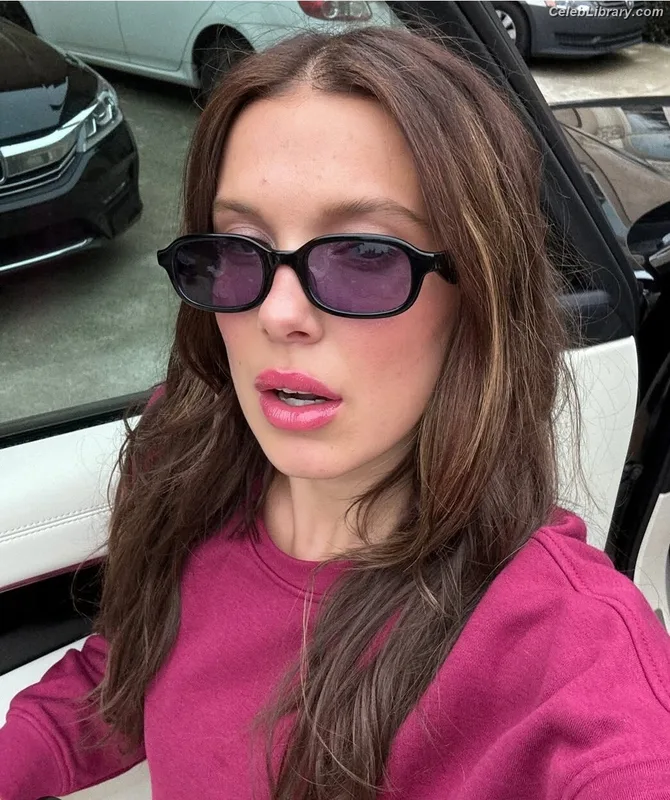 Millie Bobby Brown photo 10 of 4182