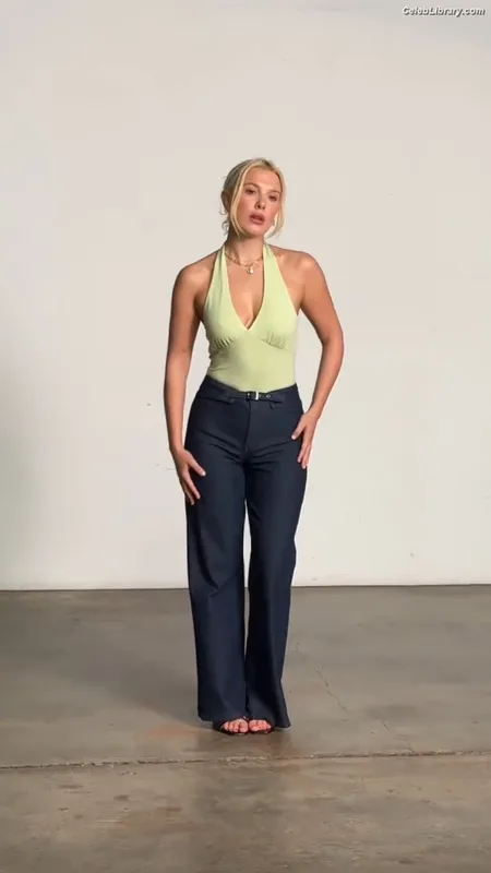 Millie Bobby Brown photo 2 of 4182