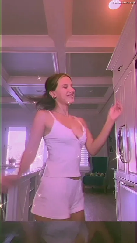 Millie Bobby Brown photo 8 of 4182