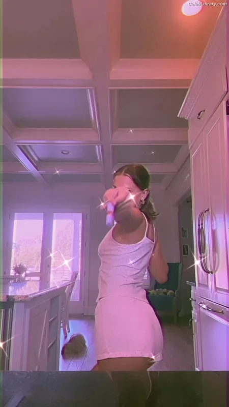 Millie Bobby Brown photo 10 of 4182