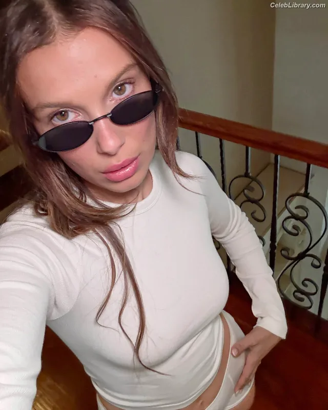 Millie Bobby Brown photo 3 of 4182