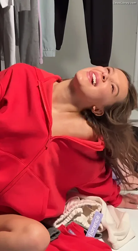 Millie Bobby Brown photo 16 of 4182