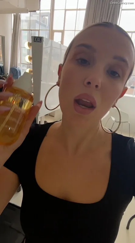 Millie Bobby Brown photo 17 of 4182