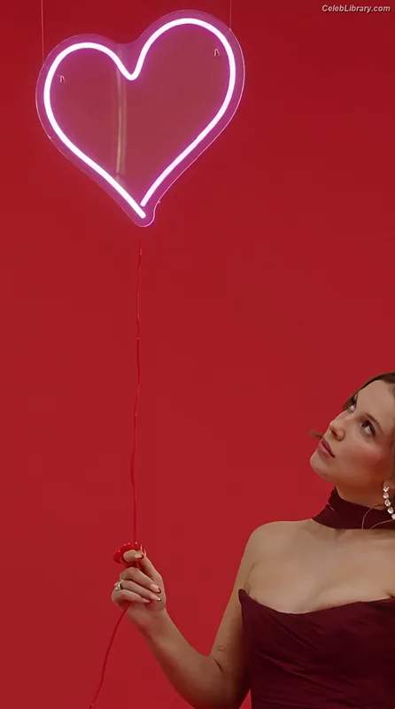 Millie Bobby Brown photo 1 of 4182