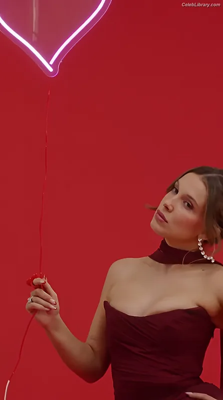 Millie Bobby Brown photo 2 of 4182