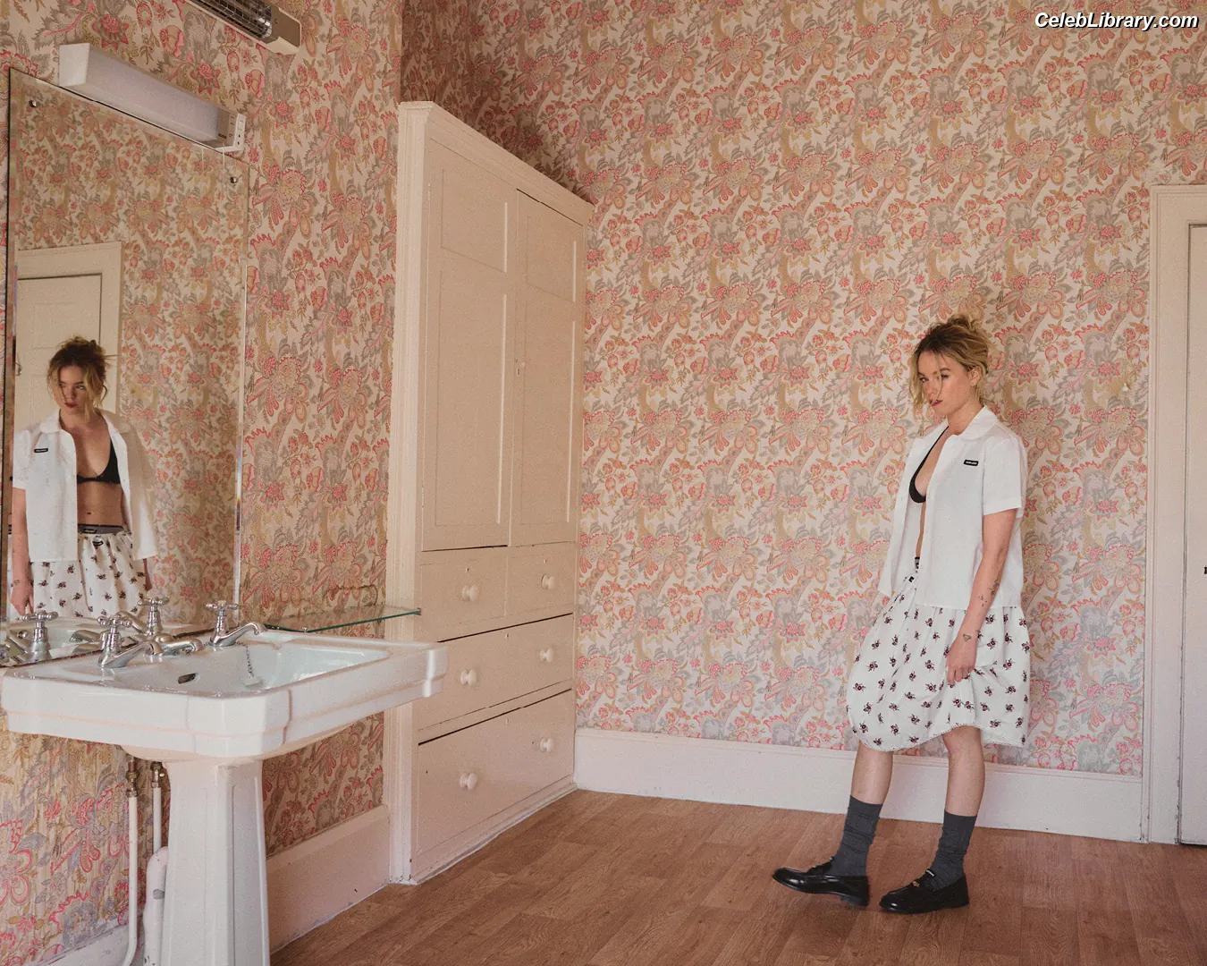 Milly Alcock photo 15 of 616