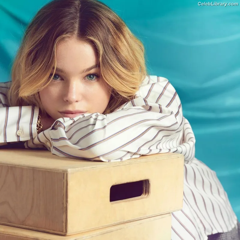 Milly Alcock photo 3 of 615